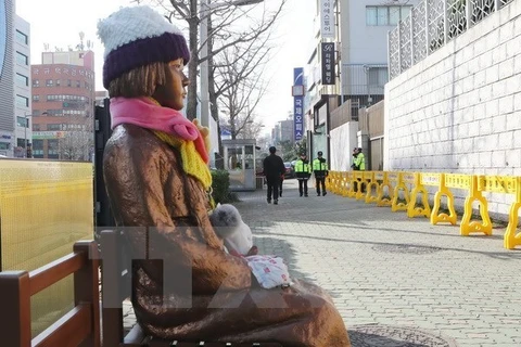 Bức tượng phụ nữ mua vui dựng bên ngoài Lãnh sự quán Nhật Bản ở thành phố Busan, miền Nam Hàn Quốc. (Nguồn: AFP/TTXVN)