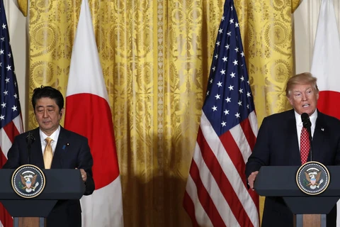 Tổng thống Mỹ Donald Trump (phải) và Thủ tướng Nhật Bản Shinzo Abe. (Nguồn: AP)