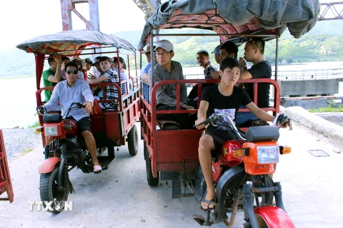 Xe tuk-tuk là phương tiện vận chuyển khách du lịch chính trên một số xã đảo ở Vân Đồn. (Ảnh: Văn Đức/TTXVN)
