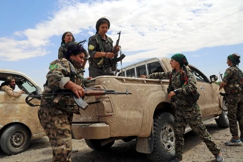 Các thành viên liên quân do Mỹ đứng đầu chuẩn bị vũ khí, khí tài chống IS ở Raqqa. (Nguồn: AFP/TTXVN)