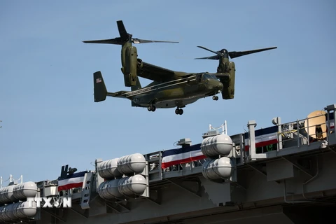 Máy bay MV-22B Osprey hạ cánh xuống tàu sân bay USS Gerald R. Ford tại căn cứ hải quân Norfolk ở Virginia, Mỹ ngày 22/7. (Nguồn: THX/TTXVN) 