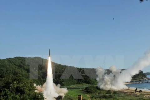 Tên lửa được phóng trong cuộc tập trận chung Mỹ-Hàn ở bờ biển phía Đông Hàn Quốc ngày 5/7. (Nguồn: EPA/TTXVN)