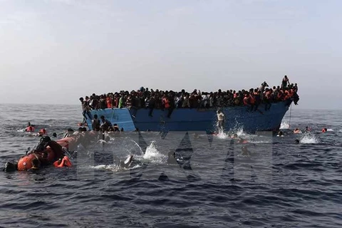 Người di cư chờ được cứu trên Địa Trung Hải. (Nguồn: AFP/TTXVN)