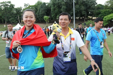 Châu Kiều Oanh (trái) vui mừng khi giành tấm huy chương đầu tiên cho đoàn Thể thao Vệt Nam. (Ảnh: Quốc Khánh/TTXVN)