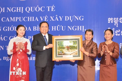 Chủ tịch UB TW MTTQ Việt Nam Trần Thanh Mẫn (trái) trao quà lưu niệm cho bà Men Saman. (Ảnh: Danh Chanh Đa/TTXVN)