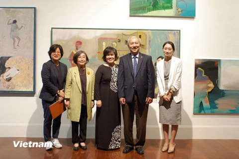 Đại sứ Việt Nam tại Hàn Quốc Nguyễn Vũ Tú chụp ảnh lưu niệm cùng các đại biểu. (Ảnh: Vũ Toàn/Vietnam+)