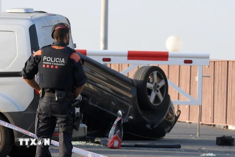 Cảnh sát điều tra chiếc xe liên quan tới vụ tấn công khủng bố ở Cambrils ngày 18/8. (Nguồn: AFP/TTXVN)