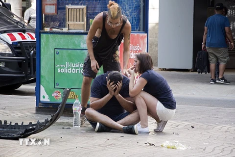 Người dân bị sốc tại hiện trường vụ đâm xe ở Las Ramblas ngày 17/8. (EPA/TTXVN)