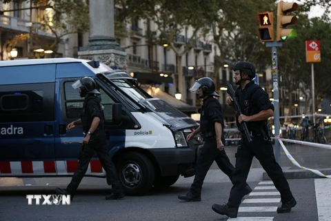 Cảnh sát Tây Ban Nha phong tỏa tại hiện trường vụ tấn công ở Las Ramblas ngày 17/8. (Nguồn: AFP/TTXVN)