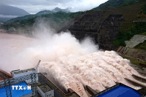 Nhà máy thủy điện Lai Châu xả lũ khẩn cấp. (Ảnh: Văn Hoàng/TTXVN)