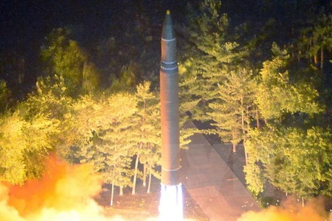 Tên lửa ICBM Hwasong-14 của Triều Tiên được phóng tại một địa điểm bí mật. (Nguồn: EPA/TTXVN)