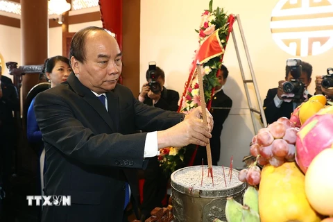Thủ tướng Nguyễn Xuân Phúc thăm và đặt hoa tại khu tưởng niệm Chủ tịch Hồ Chí Minh. (Ảnh: Thống Nhất/TTXVN)
