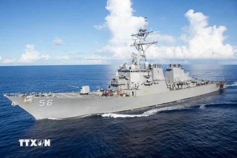Tàu khu trục USS John S. McCain (DDG-56) của Hải quân Mỹ tại vùng biển Philippines ngày 14/6. (Nguồn: EPA/TTXVN) 