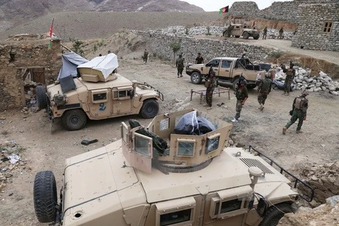 Binh sỹ Afghanistan tuần tra tại huyện Achin, nơi các binh sỹ Mỹ và Afghanistan đang sát cánh trong cuộc chiến chống phiến quân IS. (Nguồn: AFP/TTXVN)