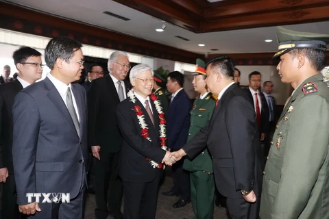 Bộ trưởng Bộ Thương mại Indonesia Enggartiasto Lukita và một số quan chức đón Tổng Bí thư Nguyễn Phú Trọng tại sân bay Quốc tế Soekarno- Hatta. (Ảnh: Trí Dũng/TTXVN)