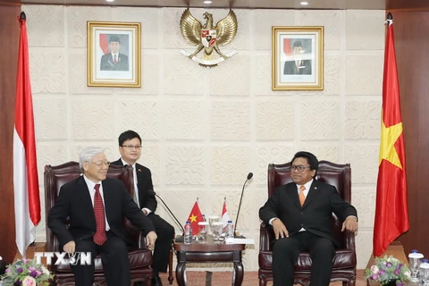 Tổng Bí thư Nguyễn Phú Trọng hội kiến với Chủ tịch Hội đồng Đại biểu địa phương Indonesia Oesman Sapta Odang. (Ảnh: Trí Dũng/TTXVN)
