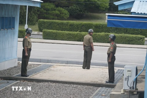 Binh sĩ Triều Tiên gác tại làng đình chiến Panmunjom ngày 27/7. (Nguồn: EPA/TTXVN)