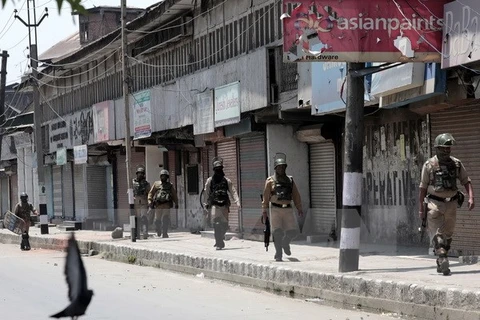 Binh sỹ Ấn Độ tuần tra trong giờ giới nghiêm ở Kashmir. (Ảnh: EPA/TTXVN)