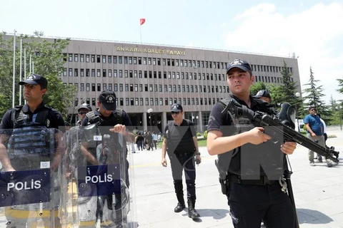 Cảnh sát chống bạo động gác tại Ankara. (Nguồn: AFP/TTXVN)