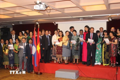  Cán bộ, nhân viên của hai Đại sứ quán Việt Nam và Lào biểu diễn văn nghệ. (Ảnh: Linh Hương/TTXVN)