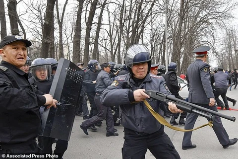 Cảnh sát Kyrgyzstan. (Nguồn: AP)