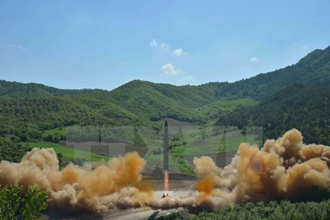Tên lửa đạn đạo liên lục địa Hwasong-14 được phóng thử từ một địa điểm bí mật ở Triều Tiên ngày 4/7. (Nguồn: EPA/TTXVN)
