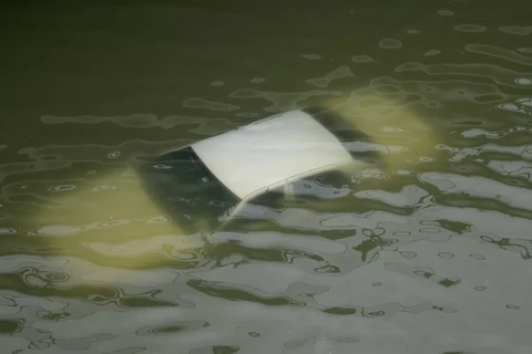 Một chiếc xe ô tô bị nhấn chìm trong dòng nước lũ. (Nguồn: AP)