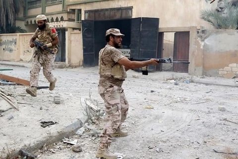 Lực lượng trung thành với Chính phủ đoàn kết dân tộc của Libya giao chiến với phiến quân IS tại Sirte ngày 28/8. (Nguồn: AFP/TTXVN)