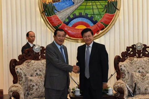 Thủ tướng Campuchia Samdech Techo Hun Sen (trái) và Thủ tướng Lào Thongloun Sisulith. (Nguồn: pressocm.gov.kh)