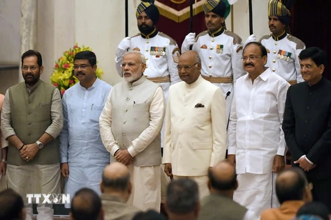 Tổng thống Ấn Độ Ramnath Kovind (thứ 3, phải) và Thủ tướng Narendra Modi (thứ 3, trái) tại lễ tuyên thệ nhậm chức của các tân Bộ trưởng ở New Delhi ngày 3/9. (Nguồn: AFP/TTXVN) 