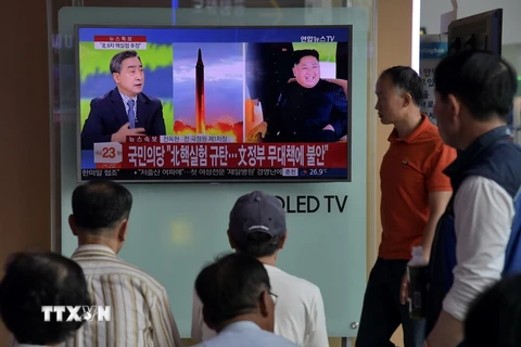 Người dân theo dõi bản tin về vụ thử hạt nhân của Triều Tiên trên màn hình ti vi tại một nhà ga ở Seoul, Hàn Quốc ngày 3/9. (Nguồn: AFP/TTXVN)
