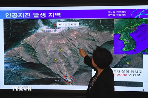 Giám đốc Trung tâm núi lửa và động đất Hàn Quốc Lee Mi-Seon công bố hình ảnh biểu đồ sóng địa chấn sau vụ động đất được cho là thử hạt nhân của Triều Tiên. (Nguồn: AFP/TTXVN)