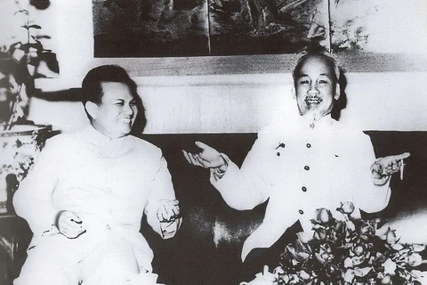 Chủ tịch Hồ Chí Minh và Bí thư thứ nhất Đảng Nhân dân Lào Kayssone Phomvihane, Hà Nội, ngày 8/2/1966. (Nguồn: Sách Ảnh Quan hệ đặc biệt Việt Nam-Lào /Nhà xuất bản Thông tấn)