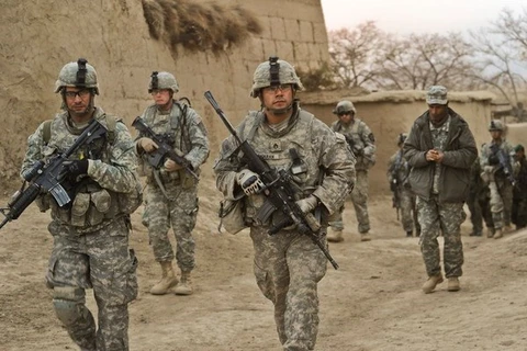 Lính Mỹ tuần tra tại một ngôi làng của Afghanistan. (Nguồn: bouhammer.com)