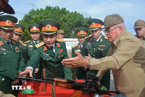Đoàn đại biểu Việt Nam thăm một đơn vị quân đội Cuba. (Ảnh: Vũ Lê Hà/TTXVN)
