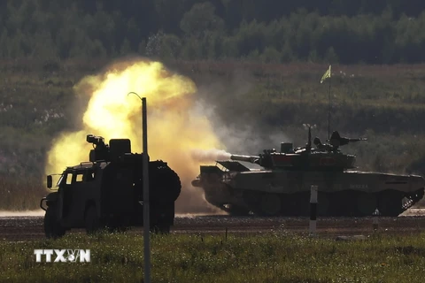 Binh sĩ Belarus trên xe tăng T-72 tham gia cuộc diễn tập quân sự ở Alabino, ngoại ô Moskva, Nga, ngày 12/8. (Nguồn: EPA/TTXVN)