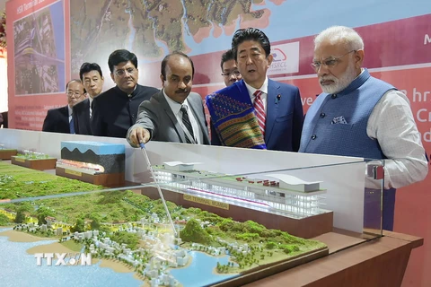 Thủ tướng Ấn Độ Narendra Modi (phải) và Thủ tướng Nhật Bản Shinzo Abe (thứ 2, phải) tại lễ khởi công dự án đường sắt cao tốc ở Ahmedabad, Ấn Độ ngày 14/9. (Nguồn: AFP/TTXVN)