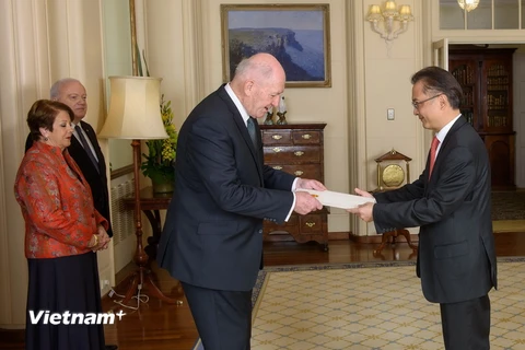 Toàn quyền Cosgrove và Đại sứ Ngô Hướng Nam tại lễ trình Quốc thư. Ảnh do Đại sứ quán Việt Nam tại Australia cung cấp. (Ảnh: Hoài Linh/Vietnam+)