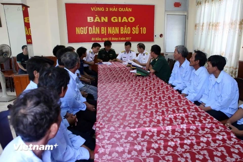 Vùng 3 Hải quân bàn giao các ngư dân gặp nạn cho chính quyền địa phương tại Đà Nẵng. (Ảnh: Trần Lê Lâm/Vietnam+)