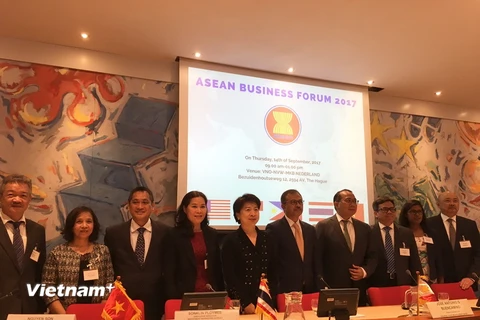 Các diễn giả và các Đại sứ ASEAN chụp ảnh chung. (Nguồn: Vietnam+)