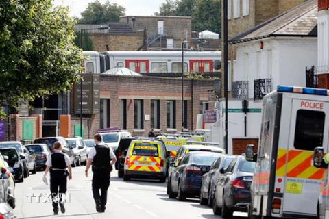 Cảnh sát Anh tuần tra tại khu vực ga tàu điện ngầm Parsons Green ở London sau vụ đánh bom. (Nguồn: Kyodo/TTXVN)
