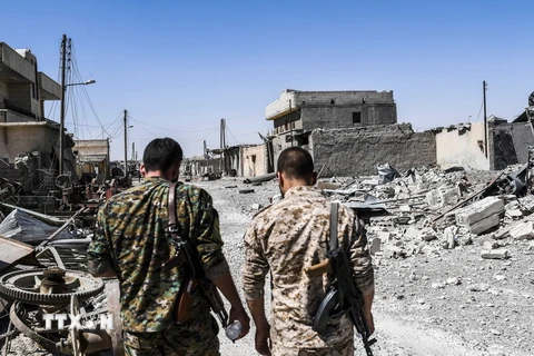 Các lực lượng dân chủ Syria (SDF) tuần tra tại Raqqa trong chiến dịch giải phóng thành phố này từ phiến quân IS ngày 13/7. (Nguồn: AFP/TTXVN)