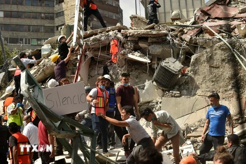 Lực lượng cứu hộ tìm kiếm người mất tích sau vụ động đất tại Mexico City ngày 19/9. (Nguồn: AFP/TTXVN)
