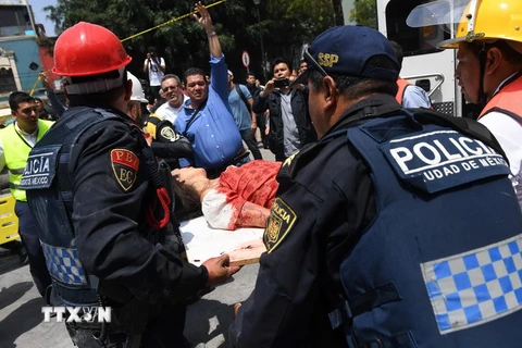 Lực lượng cứu hộ chuyển người bị thương sau động đất ở Mexico City ngày 19/9. (Nguồn: AFP/TTXVN)
