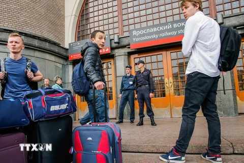 Người dân được lệnh sơ tán khỏi nhà ga Yaroslavsky sau khi địa điểm này nhận được điện thoại đe dọa đánh bom ngày 13/9. (Nguồn: AFP/TTXVN)
