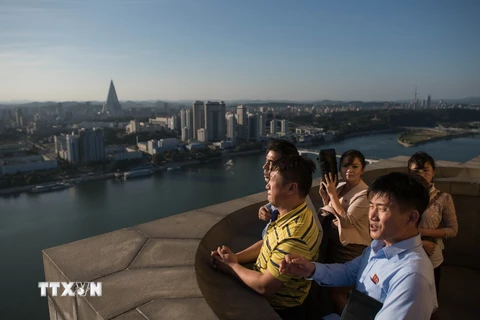 Khách du lịch tham quan tháp Juche tại thủ đô Bình Nhưỡng, Triều Tiên ngày 20/9. (Nguồn: AFP/TTXVN)