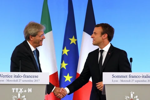 Tổng thống Pháp Emmanuel Macron (phải) và Thủ tướng Italy Paolo Gentiloni tại cuộc họp báo ở Lyon, Pháp ngày 27/9. (Nguồn: AFP/TTXVN)