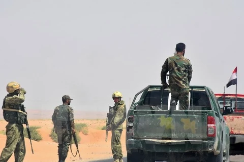 Quân đội Syria trong chiến dịch truy quét IS ở tỉnh Deir Ezzor ngày 4/9. (Nguồn: AFP/TTXVN)