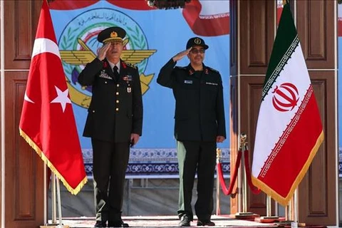 Tổng tham mưu trưởng quân đội Thổ Nhĩ Kỳ Hulusi Akar (trái) và người đồng cấp Iran Mohammad Baqeri. (Nguồn: presstv.ir)