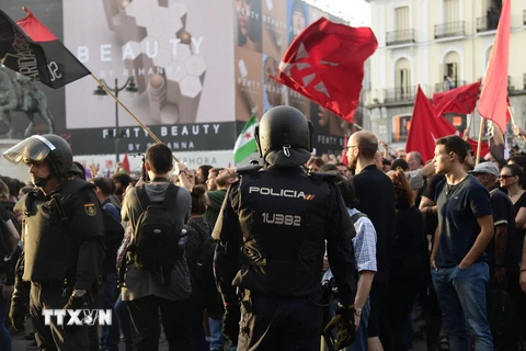 Cảnh sát giải tán đám đông nhằm ngăn chặn cuộc trưng cầu ý dân ở vùng Catalonia ngày 1/10. (Nguồn: AFP/TTXVN)